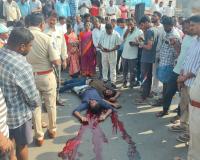మున్సిపల్ ట్రాక్టర్‌ను ఢీకొని ఇద్దరు యువకులు దుర్మరణం 