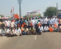 దౌల్తాబాద్ తెలంగాణ తల్లి చౌరస్తా వద్ద విద్యుత్ సమస్యలపై రైతుల ధర్నా రాస్తారోక 
