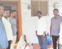 మృతుని కుటుంబానికి నాయకుల పరామర్శ : ఆర్థిక సహాయం అందజేత