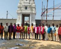 చౌటకూర్ ఆలయ ఆవరణాన్ని చదును చేసిన గ్రామ పంచాయతీ పాలకవర్గానికి సన్మానం