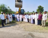 క్రిష్ణ మండలం కున్షి వద్ద కాలువ పూడికతీత పనులు