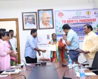 జిల్లా కలెక్టర్ చేతుల మీదుగా సర్పంచ్ గొరిగే ఉప్పలమ్మ బిక్షపతికి అవార్డు ప్రదానం