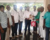 శ్రీ వాసవి కన్యకా పరమేశ్వరి దేవి 56వ శరన్నవరాత్రి ఉత్సవాలకు జిల్లా కలెక్టర్ కు ఆహ్వానం