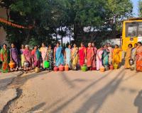 నీరందించాలంటూ బిందెలతో నిరసన...