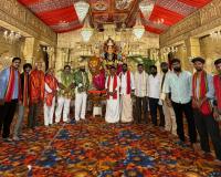 దుర్గామాత నవరాత్రి ఉత్సవా కమిటీ ఆహ్వానం మేరకు అమ్మవారి దర్శనం చేసుకున్న రవి: