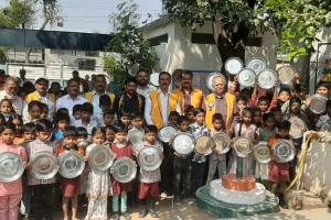 లయన్స్ క్లబ్ ఆధ్వర్యంలో విద్యార్థులకు స్టీల్ ప్లేట్స్ వితరణ