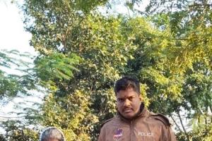 ఓటు వేయడానికి వచ్చిన ఓ వృద్ధ మహిళకు పోలీసులు సహాయం