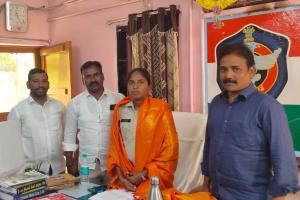 ఐరాల ఎస్సై జయశ్రీ  ని మర్యాదపూర్వకంగా కలిసినా వైసీపీ పార్టీ నాయకులు