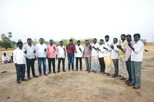 ఓటు హక్కును ఉపయోగించుకున్న యువకులు