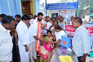 భక్తులకు, పిల్లలకు మరియు పరిసర గ్రామస్తులకు  పల్స్ పోలియో ను ప్రారంభించిన దేవస్థానం ఈవో,  చైర్మన్