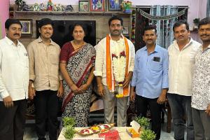 ఉపాధ్యాయుల ఆధ్వర్యంలో శాలువాతో ఘనంగా సన్మానం.