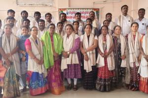 సర్పంచులు గ్రామాభివృద్ధికి బాటలు వేయాలి  సమావేశంలో ప్రసగిస్తున్న ఎంపీడీవో ఉమాదేవి.....