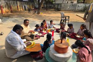 విద్యార్థులకు నాణ్యమైన భోజనం అందించాలి.