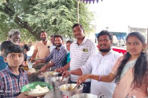 లక్ష్మీ దేవర వద్ద అన్నదాన కార్యక్రమం..