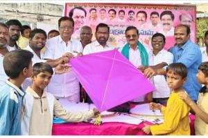 సంగమేశ్వర కాలనీ లో పతంగుల పంపిణీ.