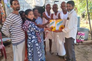 నిత్యావసరం సరకులు అందజేత