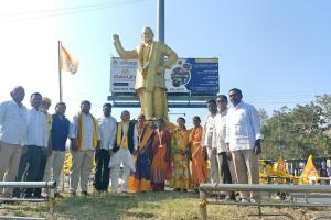 జిల్లా కేంద్రంలో  ఎన్టీఆర్ 30 వ వర్ధంతి సందర్భంగా ఘన నివాళులు అర్పించిన... టిడిపి శ్రేణులు