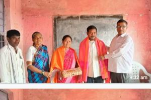 మారుమూల గిరిజన గ్రామం నుండి, ఇప్పపువ్వు లడ్డు తయారీ కేంద్రము సభ్యులకు  రాష్ట్రపతి  ప్రత్యేక ఆహ్వానం శాలువాతో సన్మానించిన  పాఠశాల ప్రధానోపాధ్యాయడు 