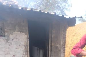 విద్యుత్ షార్ట్ సర్క్యూట్‌తో ఇంట్లోని వస్తువులు దగ్ధం.