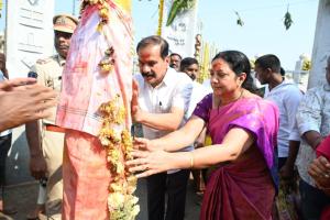 సమ్మక్క-సారలమ్మ లకు మొక్కులు చెల్లించుకున్న ప్రభుత్వ మాజీ చీఫ్ విప్ 