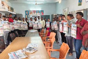 ప్రతి ఒక్కరు దినపత్రికలు చదివి విజ్ఞానాన్ని పెంచుకోవాలి: సర్పంచి శేఖర్ ఉప సర్పంచి శ్రీను