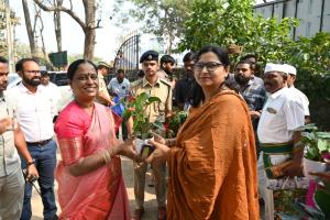 మంత్రి కొండా సురేఖ కు స్వాగతం పలికిన జిల్లా కలెక్టర్ అభిలాష అభినవ్.