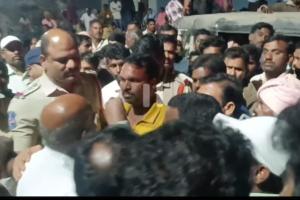 పెద్దూరులో మృతదేహంతో ధర్నా 