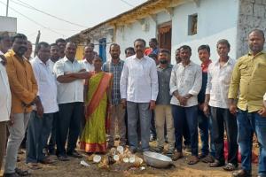 అభివృద్ధి పనులకు భూమి పూజ చేసిన పార్లమెంట్ కో కన్వీనర్ కొండూరి గాంధీ రావు 
