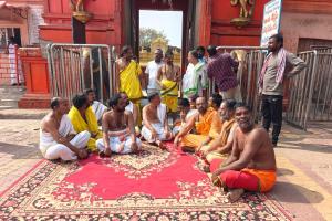 కొండగట్టు ఆలయంలో అర్చకుల నిరసన... ఈవో వైఖరిపై ఆందోళన