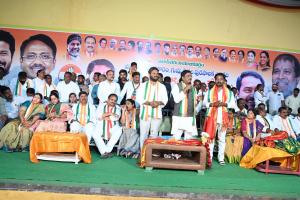 సమిష్టిగా పని చేసి ఐదు మున్సిపాలిటీలలో కాంగ్రెస్ జెండా ఎగురేయండి...  కార్మిక శాఖ మంత్రి వివేక్ వెంకట స్వామి