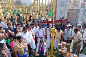 మేడారం జాతరలో మంత్రి పొన్నం తులాభారం  .