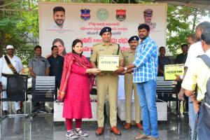 జర్నలిస్టులు మీరు హెల్మెట్ ధరించండి, అందరికీ ఆదర్శంగా నిలవండి.