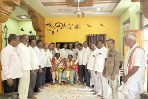 పూర్వ విద్యార్థులు సర్పంచ్ కు ఘన  సన్మానం