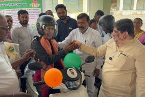 హుస్నాబాద్ నియోజకవర్గంలో దివ్యాంగులకు ఉపకరణాలు, ట్రై స్కూటీలు పంపిణీ చేసిన మంత్రి పొన్నం ప్రభాకర్ 