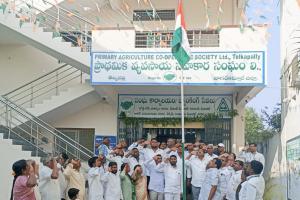 తెలకపల్లి సింగిల్ విండోలో ఘనంగా గణతంత్ర దినోత్సవ వేడుక 