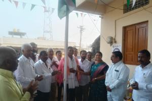 ఉత్తమ డ్రైవర్ ను సన్మానించిన...గ్రామ సర్పంచ్,ఉప సర్పంచ్....