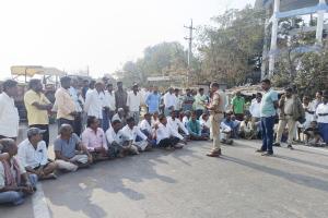 నల్లమాటుని ధ్వంసం చేసిన వారిపై చర్యలు తీసుకోవాలి జాతీయ రహదారిపై రాస్తారోకో చేసిన రైతులు