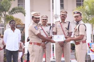 జిల్లా ఎస్పీ చేతులు మీదుగా ఉత్తమ ఎస్ఐ గా ప్రశంసపత్రం తీసుకున్న   అయిజ ఎస్ఐ శ్రీనివాసరావు