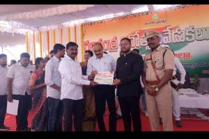 జిల్లాస్థాయి ఉత్తమ ఏపీవోగా ప్రశంసా పత్రం అందజేత 