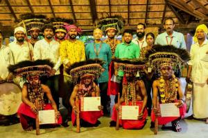 గుస్సాడీ నృత్యంతో ఉర్రూతలూగించిన జిల్లా కళాకారులు