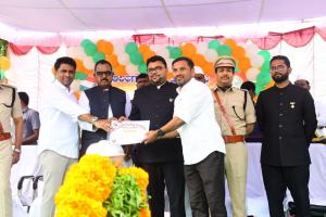 ఎంపీఓ వెంకట్ కు ఉత్తమ అవార్డు 