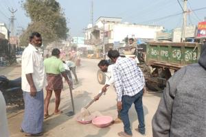 స్వచ్ఛ భారత్‌లో భాగంగా రహదారిపై ఉన్న దుబ్బ మట్టిని తొలగించిన సర్పంచ్