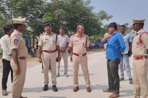 అయిజ మునిసిపాలిటీలో నామినేషన్ల స్వీకరణ కేంద్రాన్ని పరిశీలించిన   జిల్లా ఎస్పీ టి శ్రీనివాసరావు