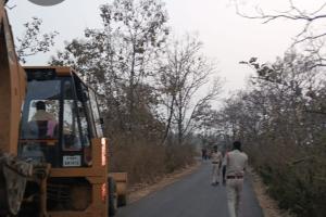 పిచ్చిమొక్కలను తొలగించిన ఎస్సై   ప్రణయ్ కుమార్