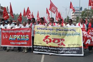 ఖమ్మం జిల్లా కలెక్టరేట్ ముందు ధర్న