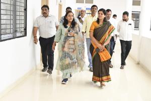 మున్సిపల్ నామినేషన్ కేంద్రాలను పరిశీలించిన ఇంచార్జి కలెక్టర్ ఇలా త్రిపాటి. 