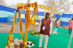 కోలాహలంగా ప్రారంభమైన మేడారం జాతర   -- తులాభారం వద్ద మూడ్  మొహన్ సేవలు 