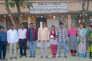 ఇస్రో కేంద్రాన్ని సందర్శించడానికి వెళ్తున్న కోనాపూర్ విద్యార్థిని. 