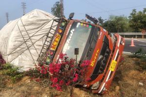 పిట్లం హైవే పై డీసీఎం బోల్తా....