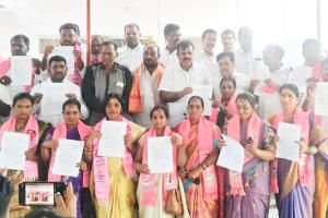 బిఆర్ఎస్ పార్టీ బీ-ఫామ్‌లు అందజేసి. దిశానిర్దేశం చేసిన మాజీ ఎమ్మెల్యే చంటి క్రాంతి కిరణ్